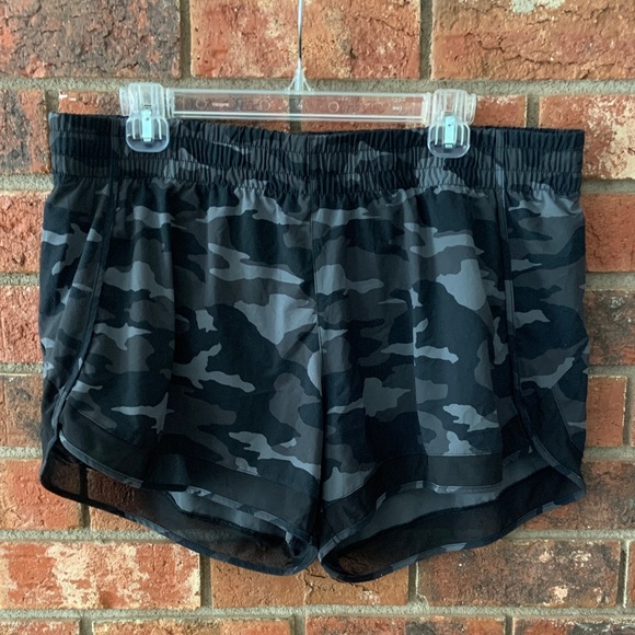 Athleta Black Camo Mesh Racer Run 4” Short - Picture 3 of 10